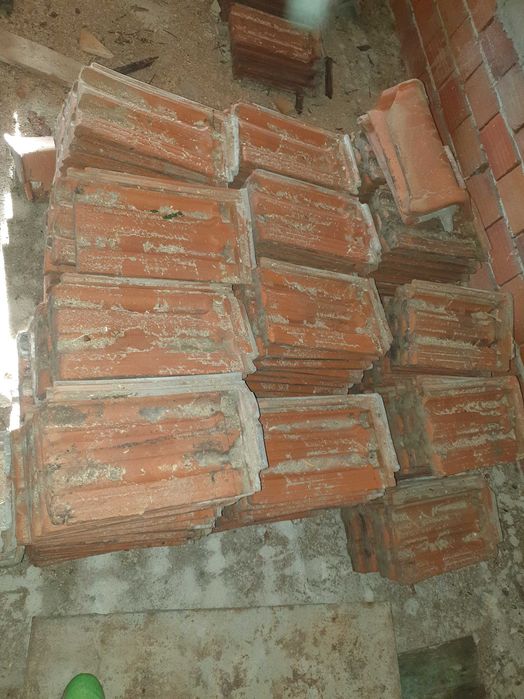 Керемиди / използвани 700-800бр./ 200лв.