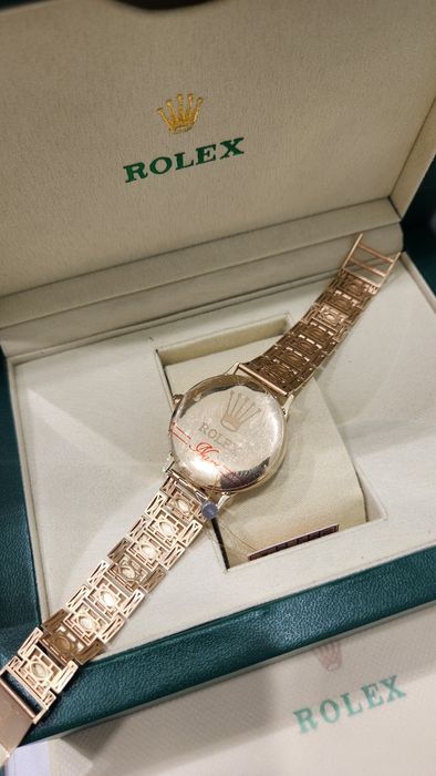 Женские золотые часы Rolex.