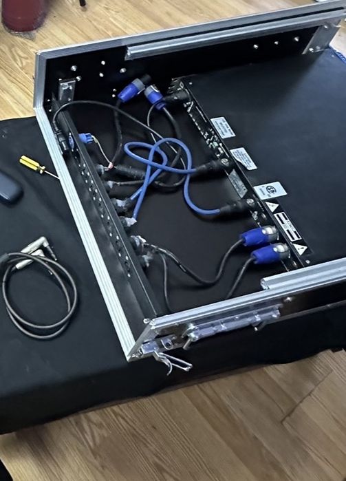 Acest case este bun pentru Midas 32 si Behringer Wing plus o putere de o unitate sau alceva asemanator