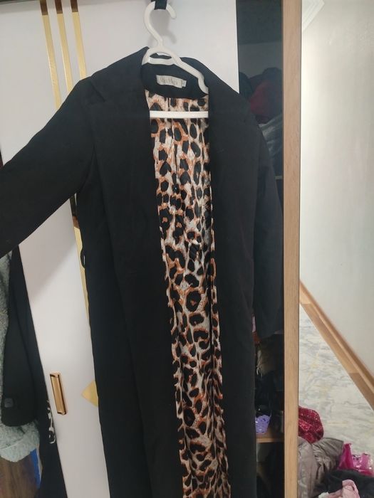 Чёрное пальто и красный пиджак