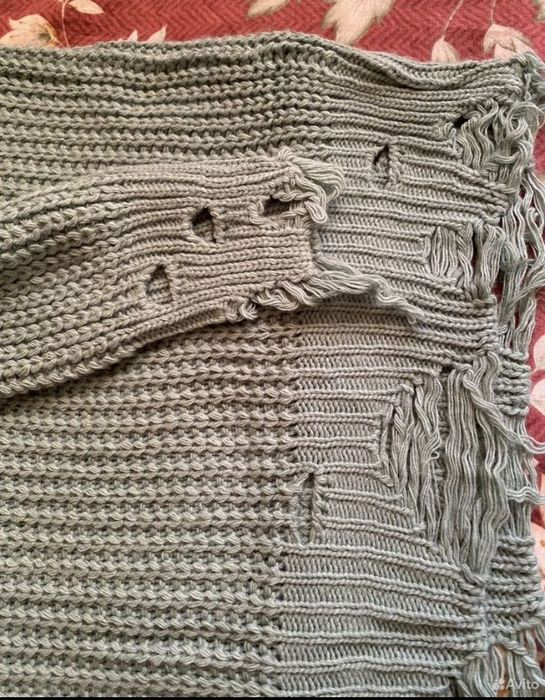 Свитер рваный, модный