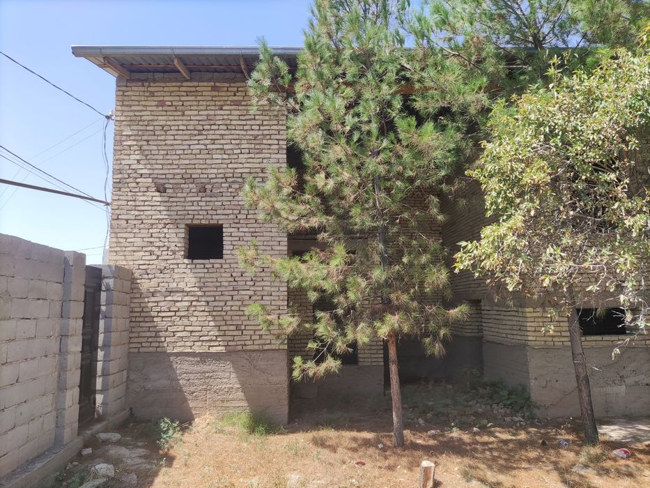 Атрофи уралган ер участка сотилади