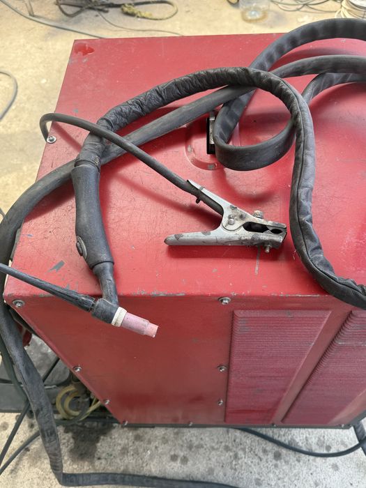 Unic Lincoln Electric Square Wave TIG 300 AC/DC 300A + torță + răcire + cărucior