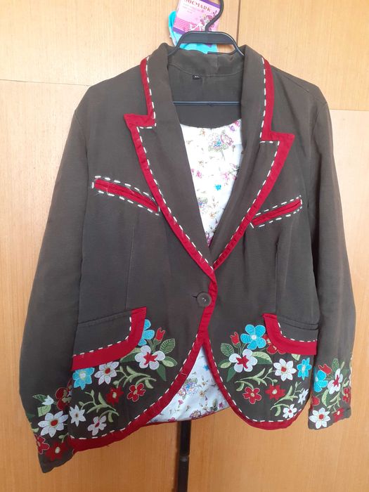 дамско сако с бродерия