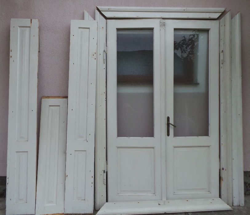 Usa din lenm masiv cu deschidere dubla, cu geamuri, toc, ornamente toc