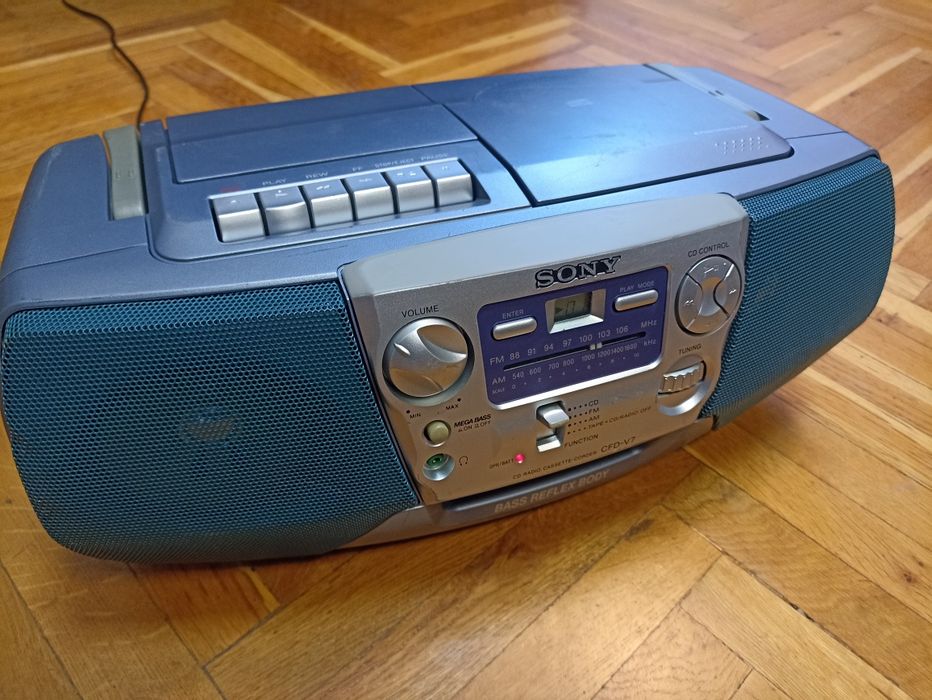 Radio-Casetofon cu CD Sony, model CFD-V7, recondiționat, perfect funcțional.