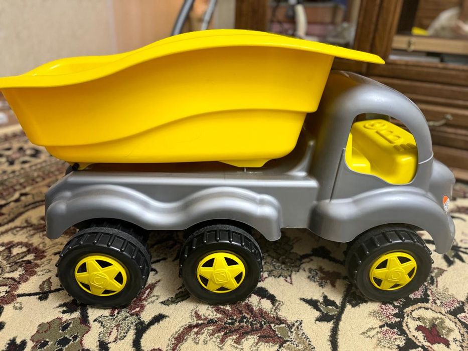 Продам машинку для мальчиков