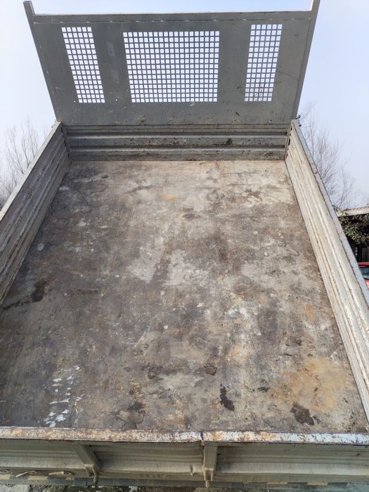 Autoutilitara Isuzu NPR dubla cabina, basculabila