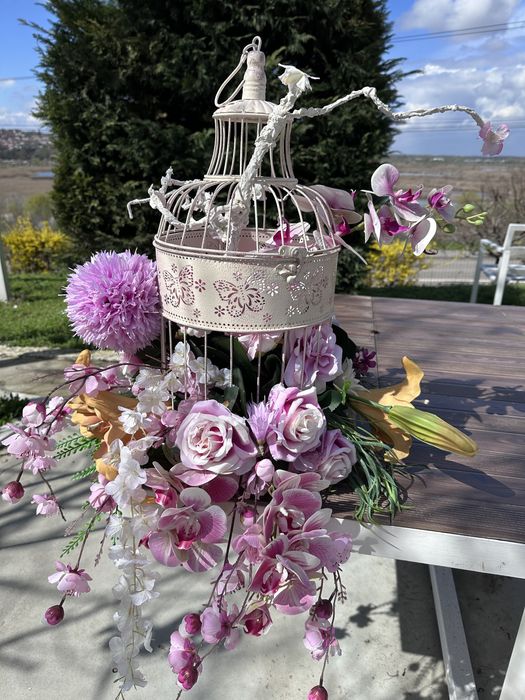 Vând aranjamente florale artificiale tip colivie, ideale pentru nunți, evenimente sau decor locații.