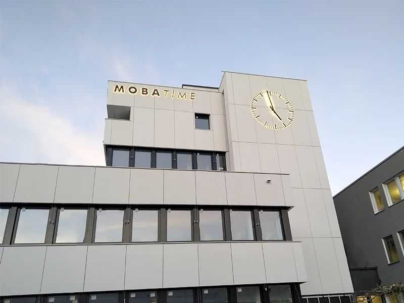 Установка фасадные башенные часы