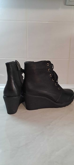 Нови елегантни и удобни черни дамски боти с цип  и връзки на платформа