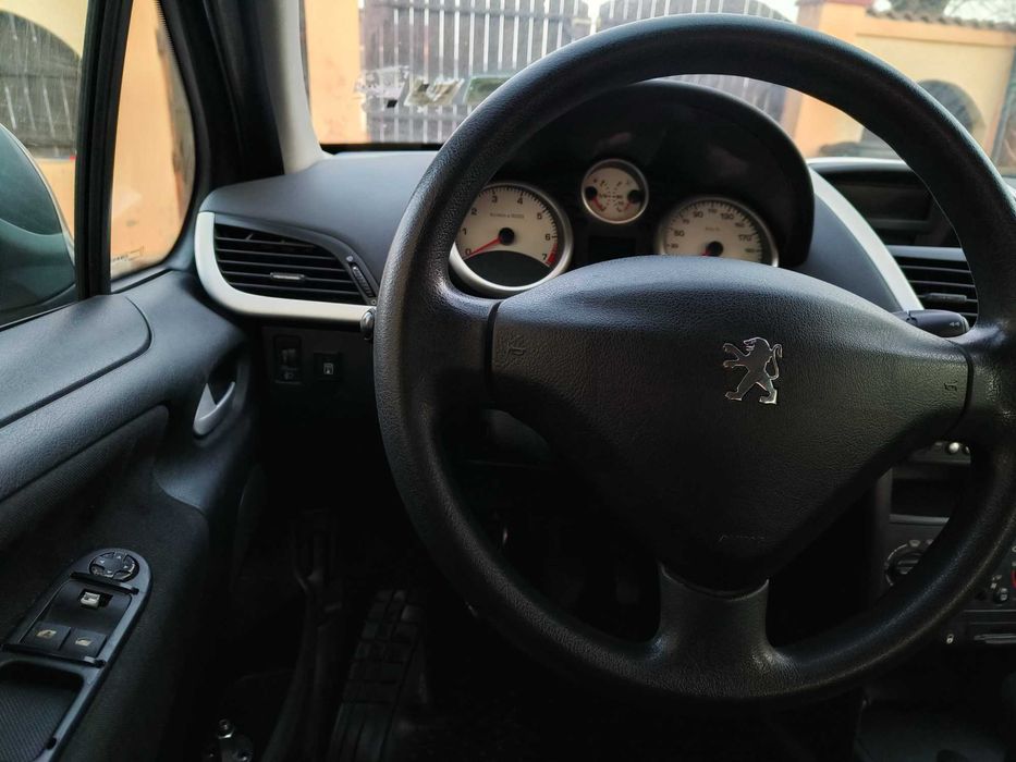 Peugeot 207 NFL Trendy 1.4 VTi 95 CP + GPL, primul proprietar