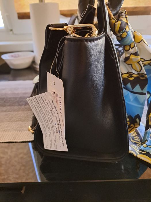 Geanta neagra de mână și curea de umăr