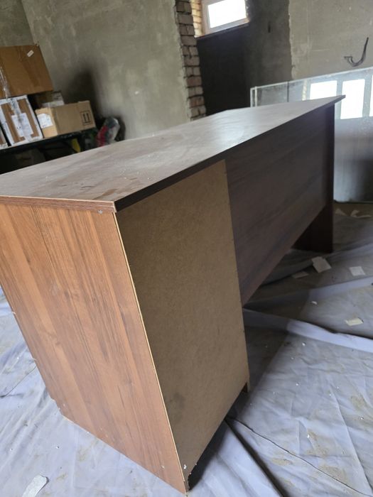 Офисные столы с тумбами и без