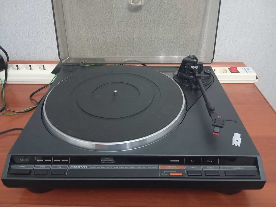 ONKYO винтажный проигрыватель винил дисков.