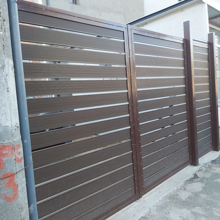 Garduri si porti din panouri stil jaluzele, sipca metalica, tabla cutata, plasa bordurata, fier forjat, BCA sau beton si alte modele disponibile