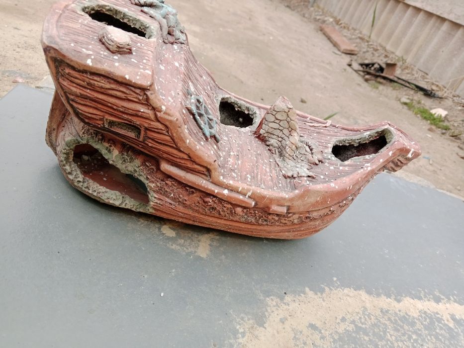 Для аквариума большой корабль