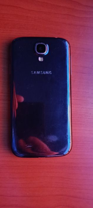 Telefon Samsung S4 mini  pentru piese scăpat în apă nu se aprinde ecranul plus o baterie nouă și o folie pentru ecran