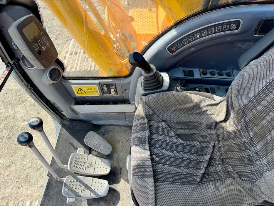JCB excavator pe senile / an 2006