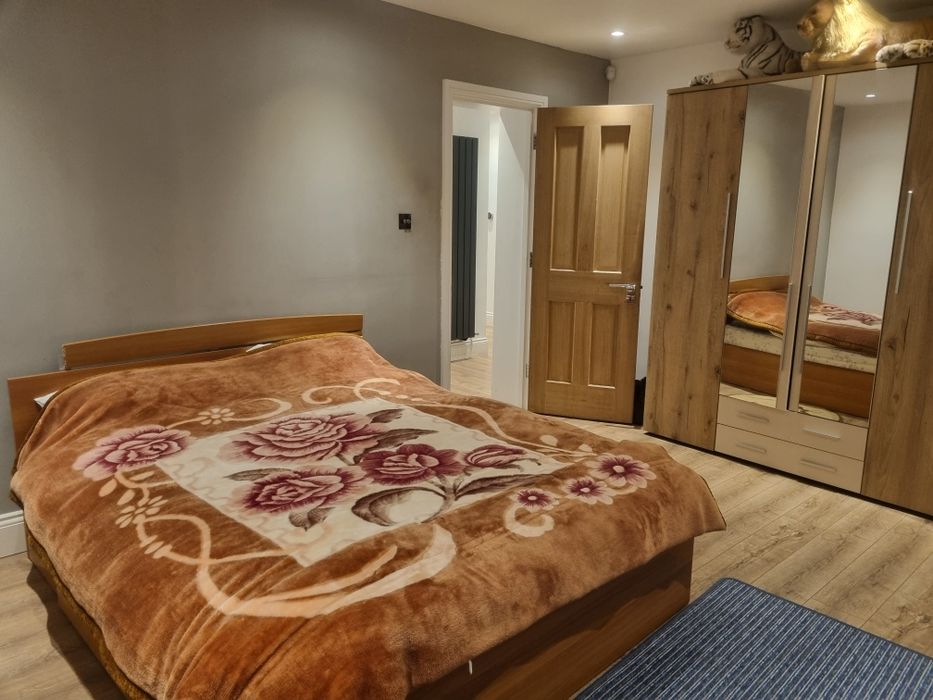 Închiriez apartament cu gradina