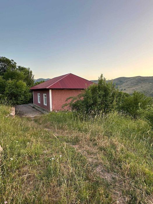 ЧИМГАН ,дом продаётся с большим участком и хорошей локацией