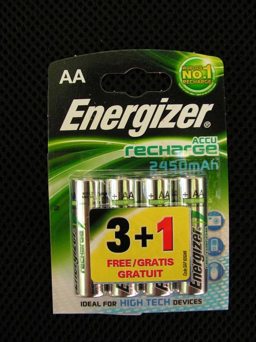 Зарядно устройство и 4 акумулаторни батерии АА  (R 6)