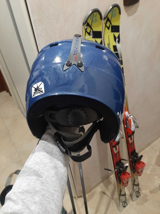 Ски екипировка каска ски и щеки