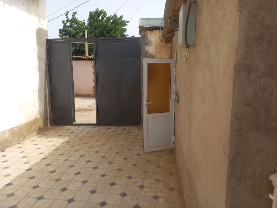 Hovli sotiladi ihcham narxida