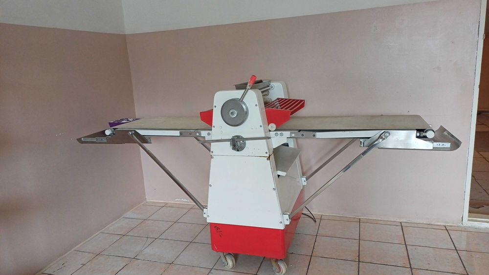 Тесторасскаточная машина