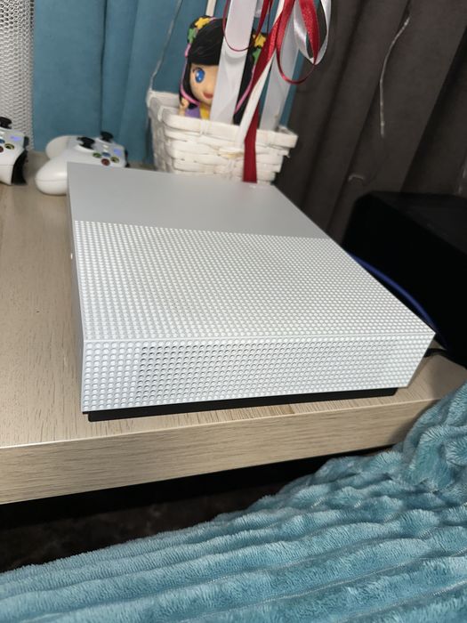 Продам XBOX ONE S 1Tr 2 геймпада