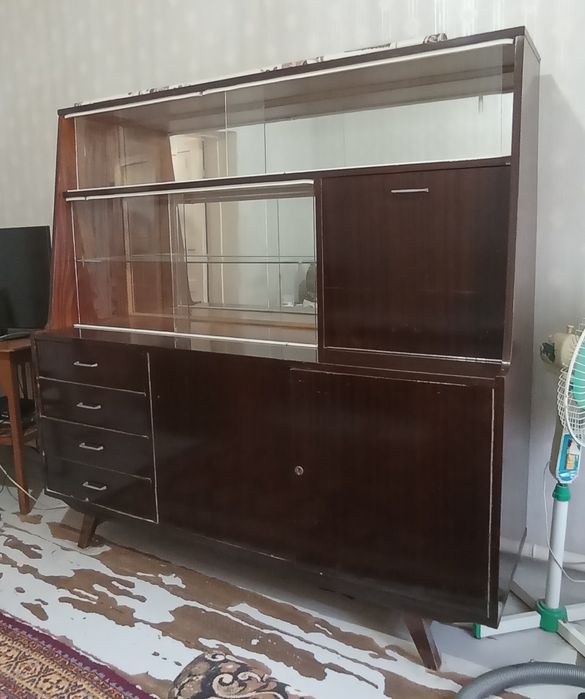 Старая мебель для гостиной: диван, кресла, сервант