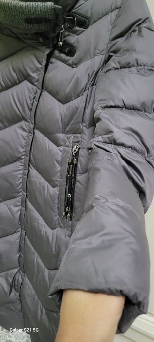 Серая тёплая куртка красивый модель стоит как новенький