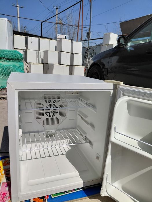 Холодильник Мини бар хорошо работает Доставка есть