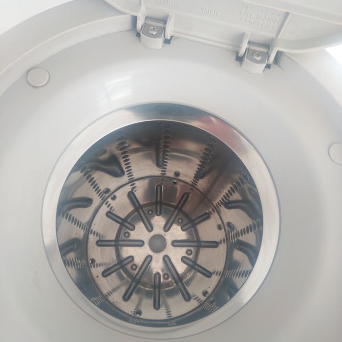 Компактна преносима сушилня за дрехи MIELE с вместимост 3 кг.