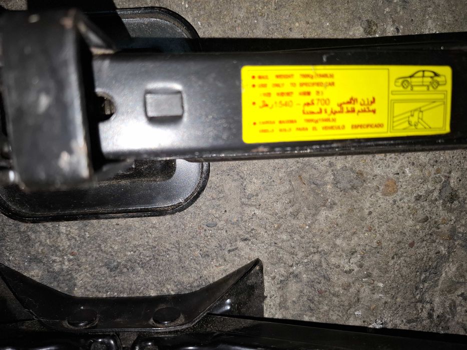 Оригинални крикове за автомобили