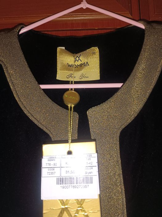 Turetskiy kiyilmagan etiketkasi bilan turibdi