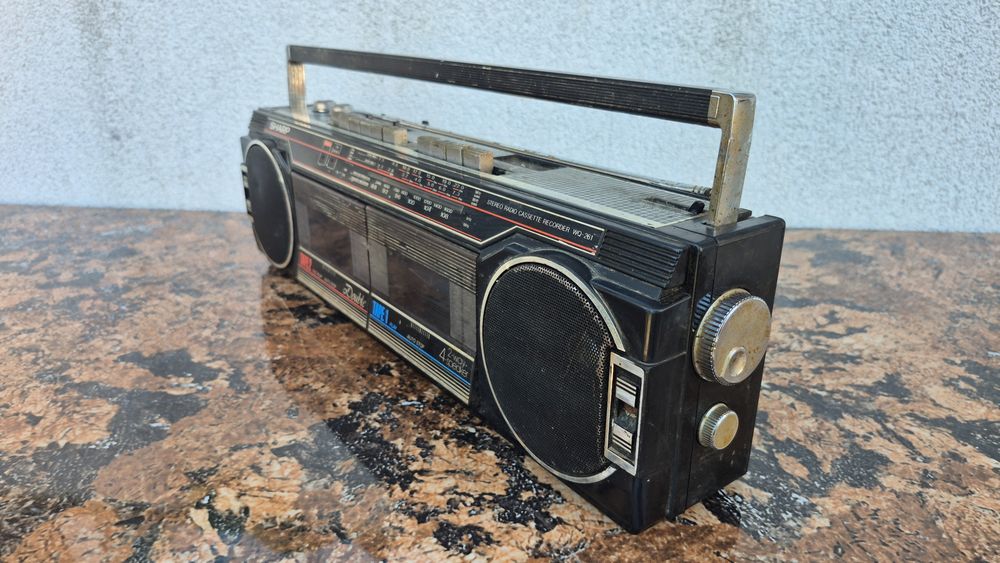 Vând Radio Casetofon Sharp model WQ-261Z(BK), culoare argintie/negru, ideal pentru pasionații de muzică retro.