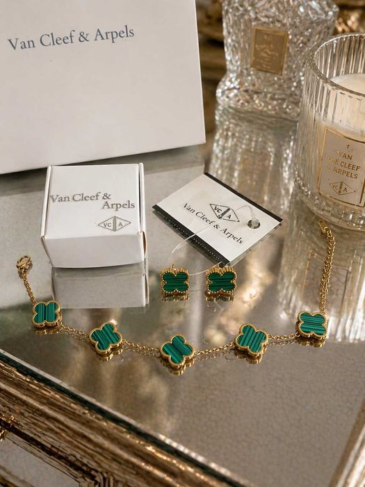 златист сет детелина гривна с обеци комплект бижута ван клиф van cleef с кутия и калъф от велур зелена гривна и зелени обеци неръждаема стомана