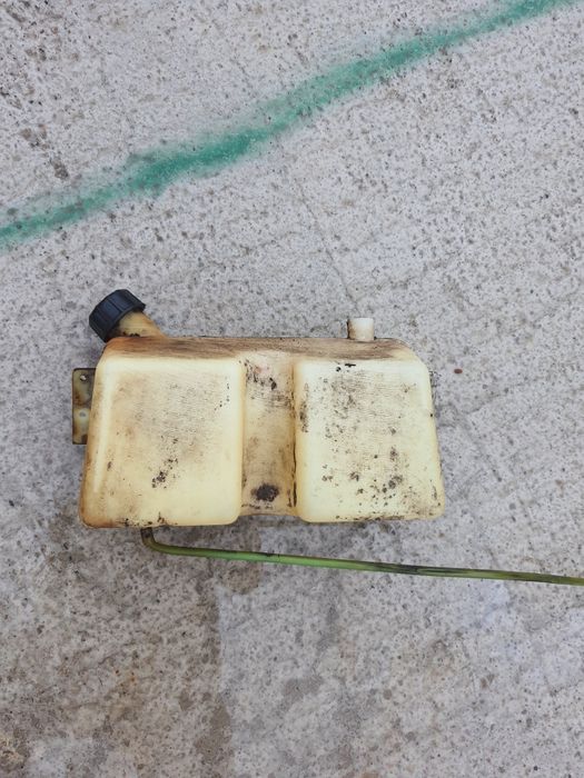Rezervor de combustibil pentru tractor de gazon sau mașină. Acesta este construit din plastic și prezintă semne de uzură