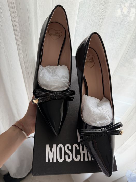 Чисто нови обувки на ток Moschino