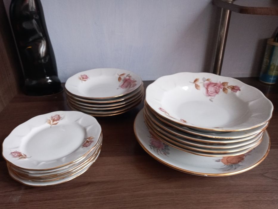 Продам набор тарелок.