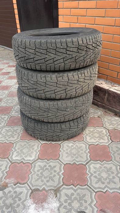 Комплект зимних шин
