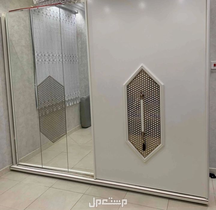 Шкаф-купе с зеркальными дверями