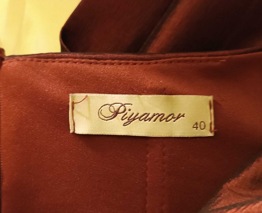 Бална рокля Piyamor с уникално преливащ се цвят бордо, размер M