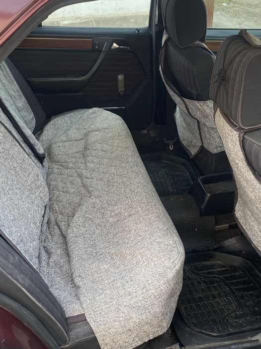 Мерседес 124。