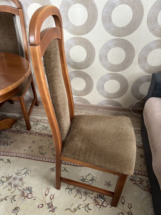 Продам стол и 6 стульев в гостинную