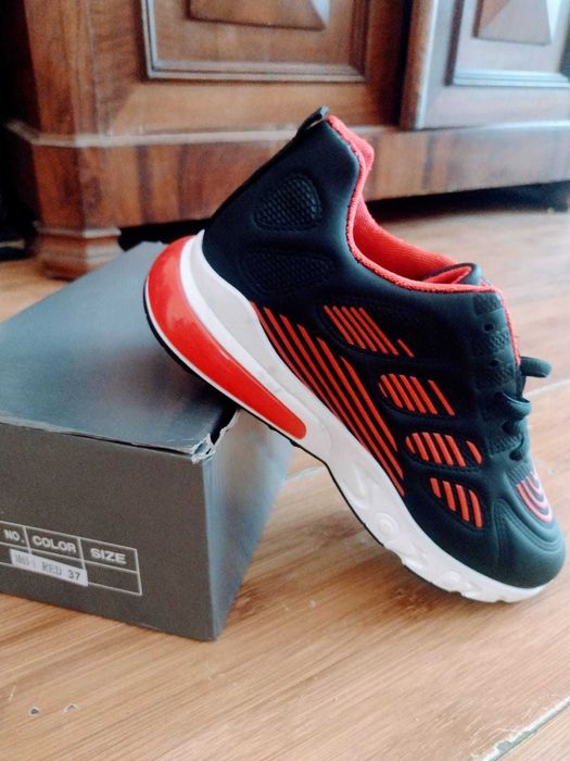 Vând o pereche de adidas 37