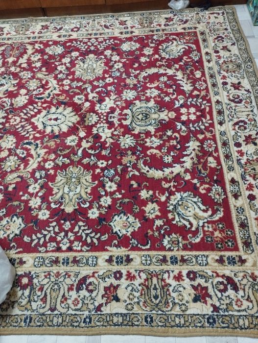 Продается ковер бордового цвета