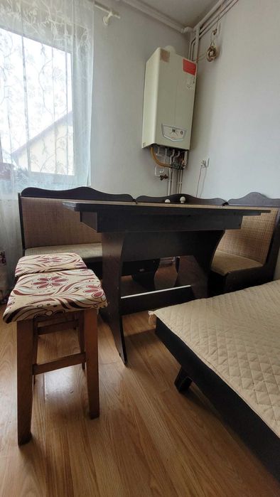Colțar de bucătărie+masă +două scaune, 690 lei.