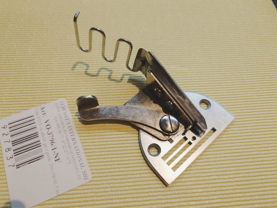 Vând set de accesorii și ace  pentru mașini de cusut industriale